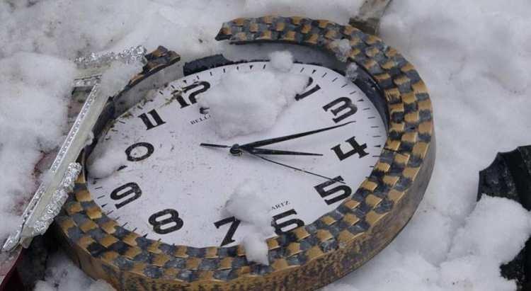 <p>6 Şubat 2023'te saat 04.17'yi gösterdiği sırada yaşanan depremlerin ardından 11 ilde 7,7'lik ve ardından öğlen 7,6'lık depremler ile hayat adeta durdu. </p>
<p> </p>