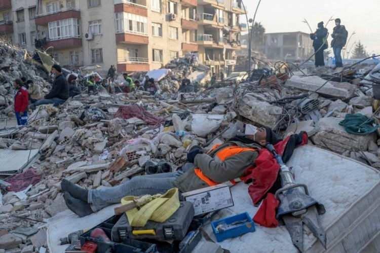 <p>Can kurmatmak için aralıksız çalışan kurtarma ekipleri, buldukları kısa  boşluklarda dinlendi.</p>
