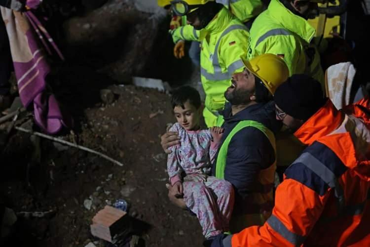 <p>Onikişubat Şazibey Mahallesi Azerbaycan Bulvarı Sevda Apartmanı'nda 20 saatlik &ccedil;alışma ile depremden 68 saat sonra 33 yaşındaki Serap Topal ve 5 yaşındaki oğlu Mehmet Hamza Topal, İngiliz ve Alman ekipler tarafından sağ olarak &ccedil;ıkarıldı.</p>
