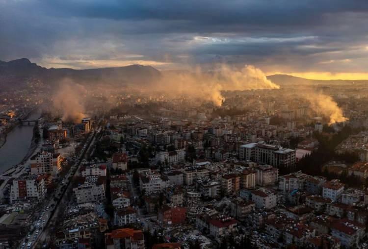 <p>Deprem sabahı Hatay'da &ccedil;ekilen g&ouml;r&uuml;nt&uuml; yıkımı g&ouml;zler &ouml;n&uuml;ne serdi.&nbsp;</p>
