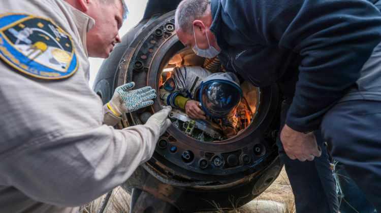 <p>Uzay aracı Dünya atmosferine tekrar girdiğinde, ses hızından daha hızlı hareket ediyor, sıcaklık artıyor ve hava yoğunluğu azalıyor. Örneğin NASA`nın Orion uzay aracı, atmosfere girerken ses hızından 25 kat hızlı hareket ediyor.</p>
