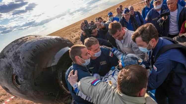 <p>İnişin güvenli şekilde tamamlanmasının ardından kurtarma ekipleri bölgeye gidiyor. Uzay aracı kapsülü, gemiye alınarak girişi açılıyor ve astronotlar kapsülden çıkarılıyor.</p>
