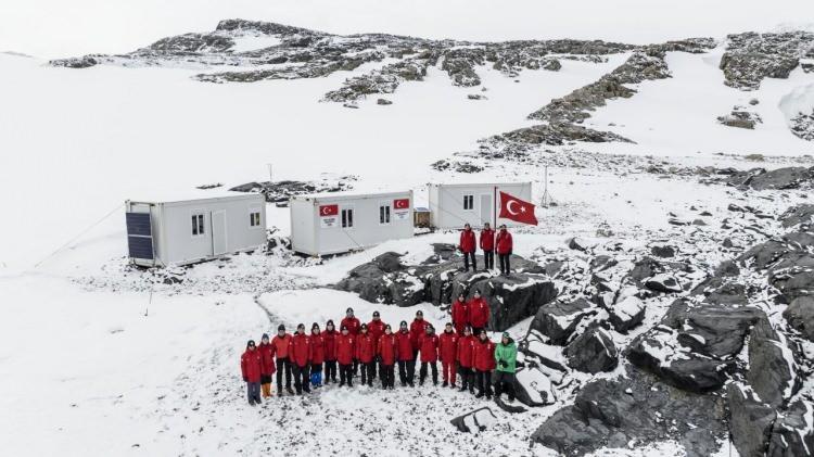 <p>Cumhurbaşkanlığı himayelerinde, Sanayi ve Teknoloji Bakanlığı uhdesinde, TÜBİTAK MAM Kutup Araştırmaları Enstitüsü koordinasyonunda gerçekleşen 8. Ulusal Antarktika Bilim Seferi`nin ekibi, 8. Kez Antarktika Horseshoe Adası’nda çalışmalarına başladı.</p>

<p> </p>
