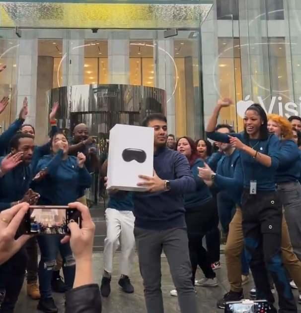 <p>Apple vision pro'yu satın alan ilk kişi mağaza çıkışında coşkuyla karşılandı.</p>
