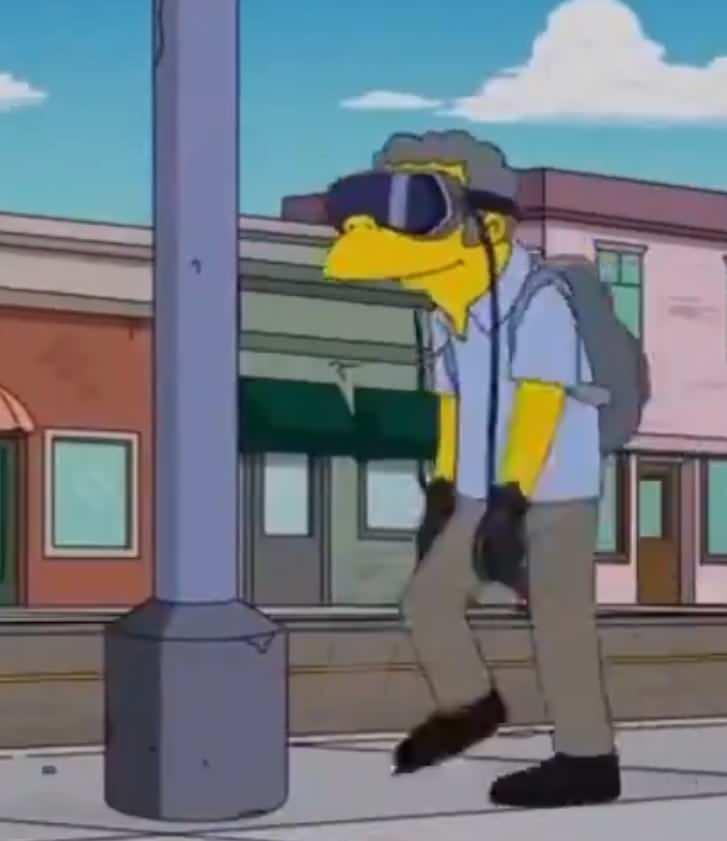 <p>Dizideki karakterler tıpkı şimdi kullanılan Apple Vision pro ürünü gibi bir cihazla sokaklarda gezerken görülüyor.</p>
