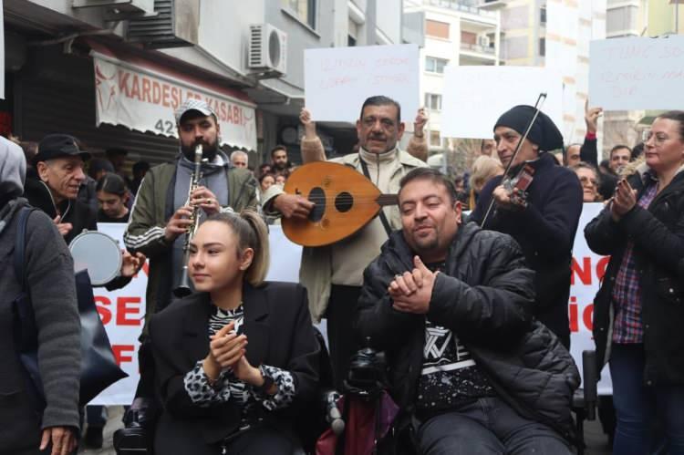 <p>CHP İzmir İl Başkanlığı önüne gelen 100 kişiyi aşkın grup, yaptıkları basın açıklamasında Başkan Soyer'in yeniden aday gösterilmesini istedi. Ellerinde pankartlarla Soyer'e destek veren grup, 'İzmir Tunç’tur, Tunç kalacak', 'Tunç varsa biz varız, yoksa yokuz' sloganları attı.</p>