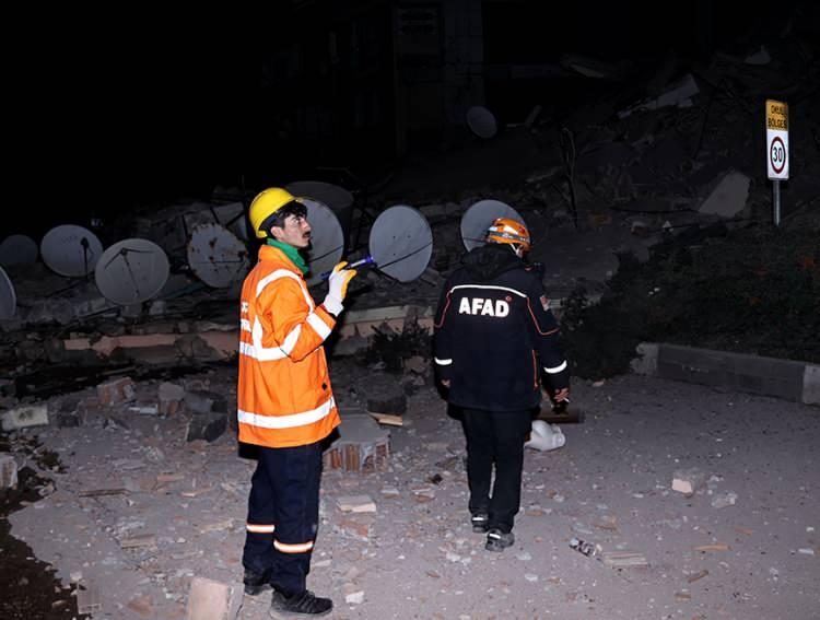<p>Bu bilgilerin net olarak bilinmesi gelecekteki deprem olasılıklarının hesaplanmasında son derece önemli. Buna rağmen en azından 1509 ve 1766 (elbette öncesi ve sonrası da var) depremlerinin İstanbul ve çevresinde önemli hasar yaratan 7’den büyük depremler olduğu ve bunların Ana Kol’dan kaynaklandığı genel kabul görüyor.</p>