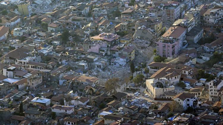 <p>11 ili enkaz yığınına çeviren depremlerde binlerce vatandaş canlarını ve evini kaybederken kentsel dönüşümün önemi bir kez daha gözler önüne serildi. </p>
