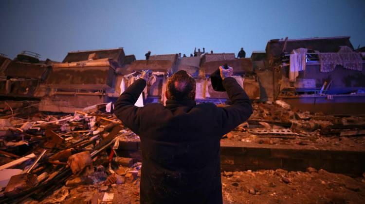 <p>Türkiye'nin kalbini yakan 6 Şubat depremlerinin ardından bir yıl geçti.... </p>
