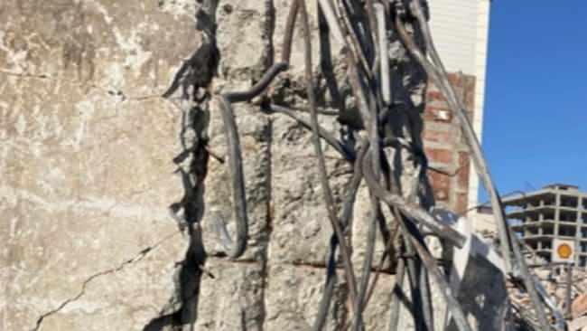 <p><strong>Beton katilesi düşük</strong></p>
<p>Beton kalitesinin bariz bir şekilde düşük olduğu belirlendi. Ayrıca çakıl ve kum olarak dere çakılı ve kumu kullanıldığı tespit edildi.</p>
<p>Raporda, beton karışımının elle yapılan kontrolde dahi kolaylıkla dağıldığı yazıldı.</p>
<p>Kolonların kirişlere bağlandığı noktalarda soğuk derz uygulama hatasına rastlandı.</p>