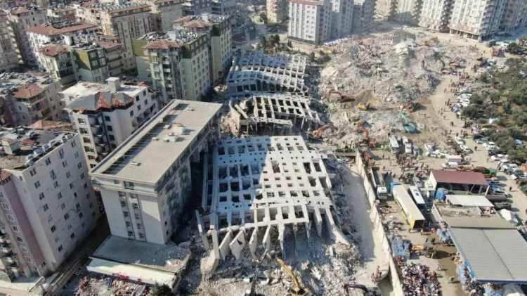 <p>Hatay'da hasar almayan bina kalmazken yapımı 2013 yılında tamamlanan "Cennetten bir kare" adıyla tanıtımı yapılan rezidans tamamen çöktü.</p>
<p>250 daireli rezidansta yaklaşık 1000 kişi yaşıyordu.</p>
