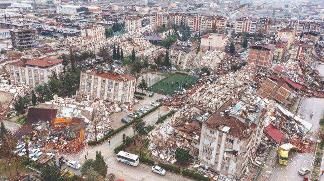 <p>Antakya ilçesinin Güzelburç Mahallesi’nde 600 Konut Yapı Kooperatifi Küme Evleri bir yanda acı, diğer yanda da ümitli bekleyişin sürdüğü yerlerden birisi. Depremin sebep olduğu büyük yıkımı ortaya koyan sembol resimlerden birisine konu olan site 5’er kat 57 ayrı bloktan oluşuyor. Her blokta 10 daire olmak üzere sitede 570 konut bulunuyor.</p>
