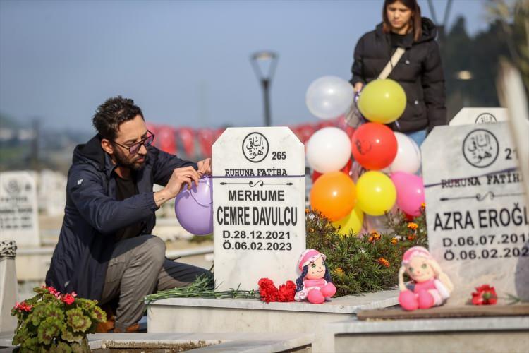 <p>Hatay'da, 6 Şubat depremlerinde hayatını kaybeden çocukları anmak için bir araya gelen grup, mezarlara oyuncaklar bırakıp, balon bağladı.</p>