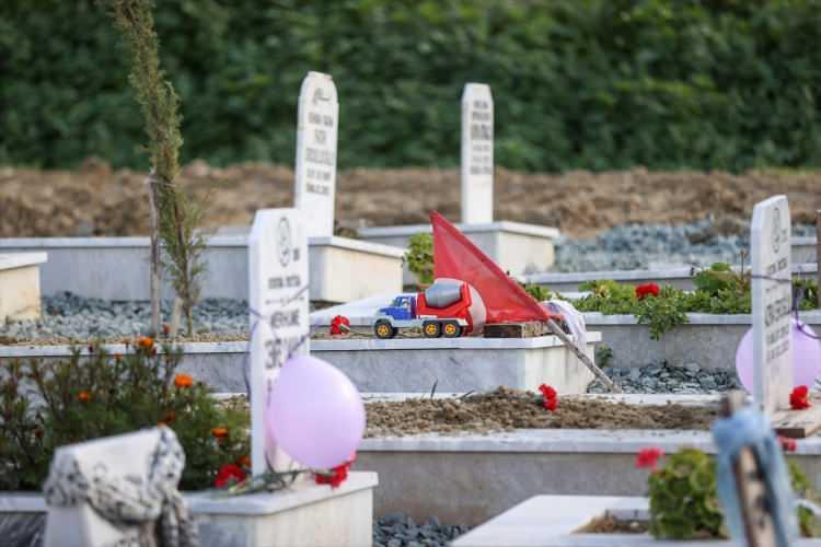 <p>Çocukları anmak için buluşan grup, Narlıca Deprem Şehitleri Mezarlığı'ndaki miniklerin mezarlarına oyuncaklar ve balonlar bıraktı.</p>