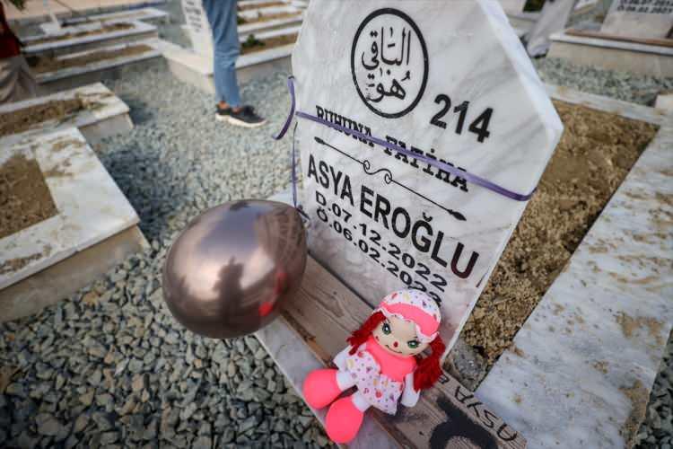 <p>Duygusal anlar yaşadıklarını belirten Gencer, doğum günlerinde farklılık bulunsa da öldükleri günün 6 Şubat olduğunu aktararak, "Bizim için 6 Şubat büyük felaketti. Atlatmaya çalışıyoruz.</p>