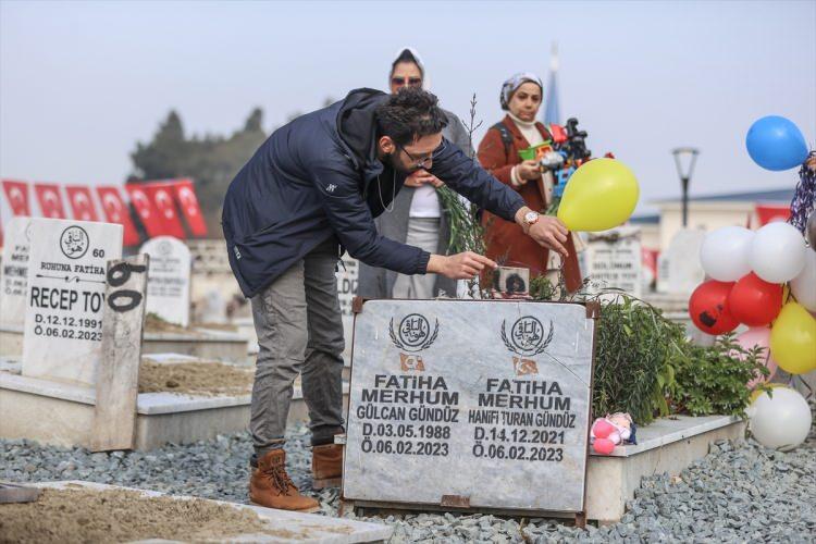 <p>Temsilen de olsa oyuncaklarla, balonlarla anmak istedik. Bunları, çocuklar hep sever. Buruk ama bizim için anlamlı bir etkinlik oldu." ifadesini kullandı.</p>