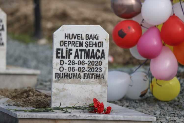<p>Etkinliğe katılanlardan Emel Yüzgeç de depremde enkazdan çıkarıldığını belirtti.</p>