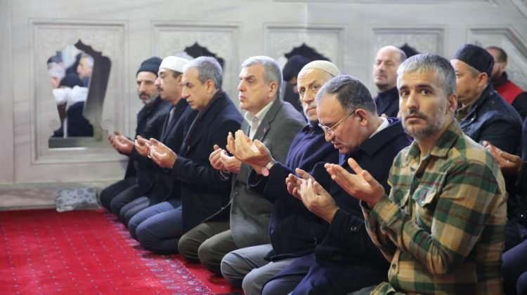 <p>Şanlıurfa</p>
<p> </p>
<p>Şanlıurfa`da, hayatını kaybedenler için sabah namazı sonrası dua edildi. Balıklıgöl Yerleşkesinde bulunan Dergah Camisi`ne sabah namazı için gelen çok sayıda kişi saf tuttu.</p>