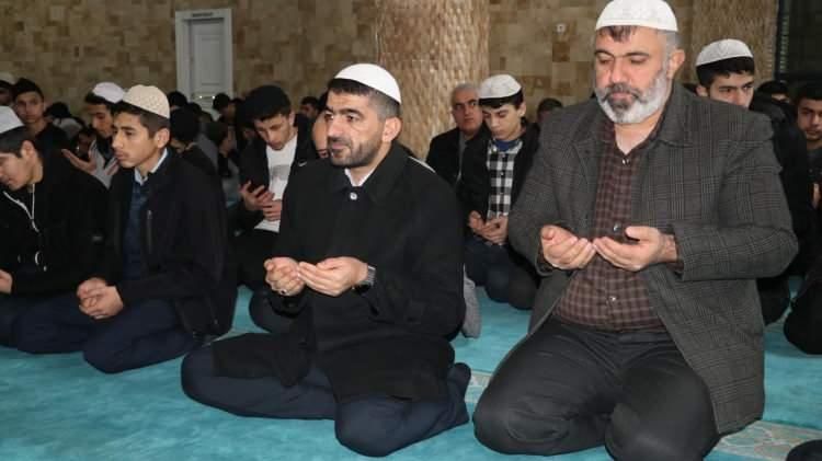 <p>Batman</p>
<p> </p>
<p> </p>
<p> </p>
<p>Yıldız Camii`nde sabah namazının ardından depremlerde hayatını kaybeden vatandaşlar için Kur’an-ı Kerim okundu, dua edildi.</p>