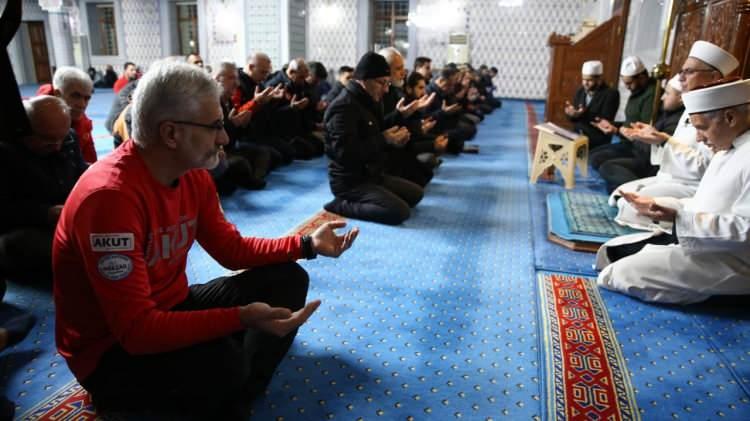 <p>Bingöl</p>
<p> </p>
<p> </p>
<p> </p>
<p>Kahramanmaraş merkezli 6 Şubat 2023`te meydana gelen depremlerde hayatını kaybedenler için Bingöl`de anma programı gerçekleştirildi. Ulu Cami`de düzenlenen programda dua edildi.</p>