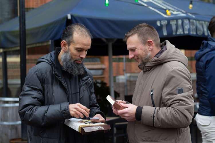 <p>Aydemir, “Hollandaca İslam’ı anlatan broşürlerimiz var, Hollandaca mealli Kur’an-ı Kerim var. Onları dağıtacağız. Soruları olanları cevaplayacağız ve camilerimize davet edeceğiz. İnsanlarla bu şekilde irtibatta kalmak istiyoruz.” dedi.</p>

<p> </p>
