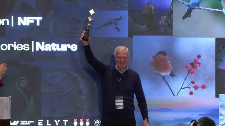 <p>Awards Photos Türkiye Elçisi İlter Yılmaz ise ödül töreni ile ilgili olarak, “Dünyanın ilk NFT fotoğraf yarışmasını dünyanın incisi İstanbul'da gerçekleştirmekten dolayı büyük bir gurur duyuyoruz.</p>
<p> </p>
<p>İstanbul, uluslararası etkinlikler ve kongre turizmi açısından eşsiz bir konuma sahip olmasıyla biliniyor. Fotoğrafçılar için ise adeta bir hazine niteliğinde” ifadelerini kullandı.</p>
<p> </p>
<p> </p>
<p>Yılmaz NFT dünyasında sanatçıların eserlerini koruyabilmesi gerektiğini vurgulayarak,“NFT'ler, sanat dünyasında dijital eserlerin değerini artırmak ve sanatçılara yeni gelir kaynakları sağlamak için kullanılan yenilikçi bir teknoloji. </p>