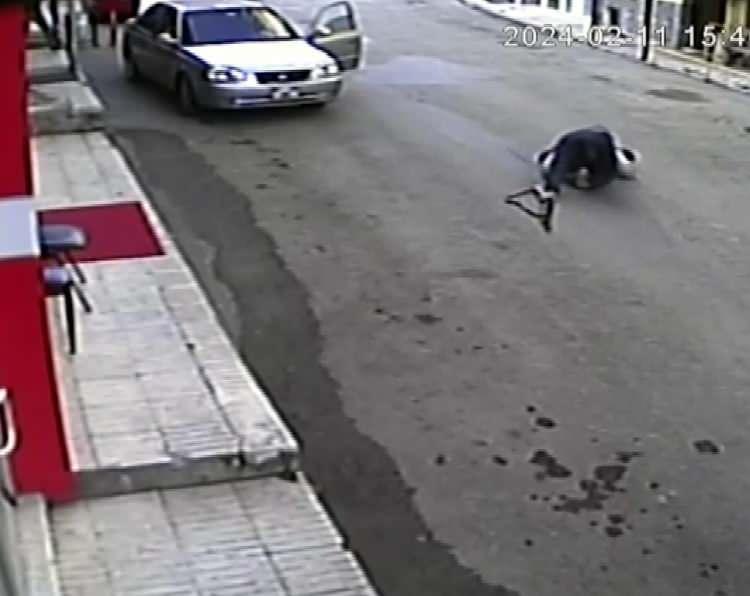 <p>İhbar üzerine adrese polis ve sağlık ekibi sevk edildi. </p>
<p> </p>