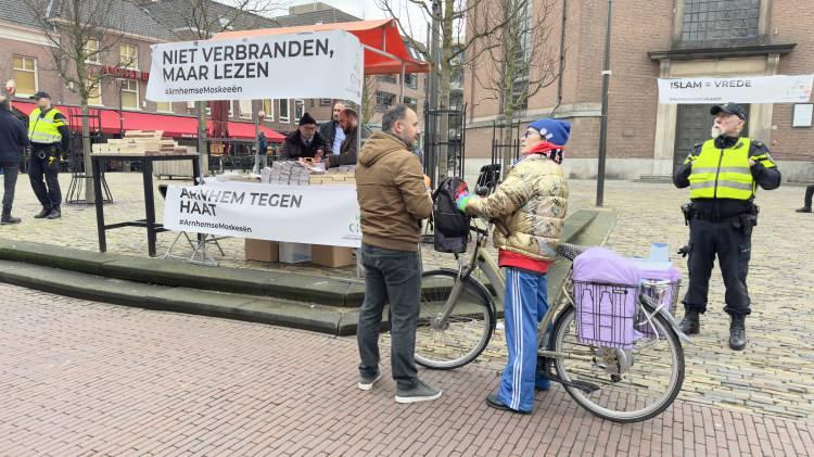 <p>Hollanda’nın Arnhem kentinde bulunan 6 cami vakfının yöneticileri, aşırı sağcı Wagensveld’in 13 Ocak’ta Kur’an-ı Kerim’i yakmaya teşebbüs ettiği Jansplein Meydanı'nda “Yakma, oku” adlı etkinlik düzenledi.</p>

<p> </p>

