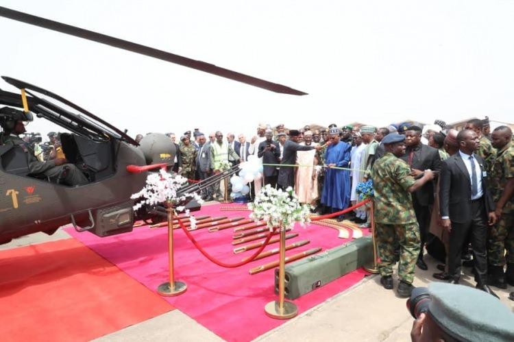 <p>Benue eyaletinin başkenti Makurdi'deki Nijerya Hava Kuvvetleri (NAF) üssünde gerçekleştirilen törene Devlet Başkan Yardımcısı Kashim Shettima, Savunma Bakanı Badaru Abubakar, Türkiye'nin Abuja Büyükelçisi Hidayet Bayraktar, Nijerya Kara Kuvvetleri Komutanı Taoreed Lagbaja ve çok sayıda davetli katıldı.</p>
