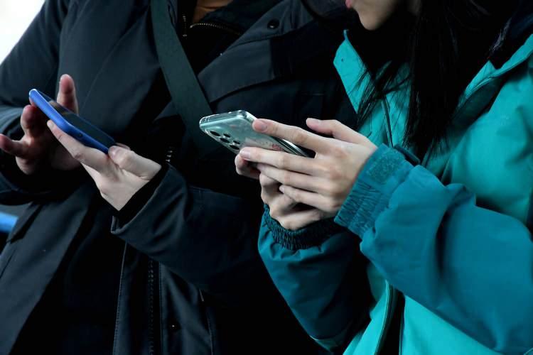 <p>Rapor aynı zamanda çevrimiçi geçirilen süreyi cihaz türüne göre de ayırıyor; cep telefonlarının toplam çevrimiçi sürenin yarısından fazlasını (yüzde 54) oluşturduğunu, bunu dizüstü ve masaüstü bilgisayarların (yüzde 28), tabletlerin (yüzde 9), akıllı TV'lerin (yüzde 9) takip ettiğini gösteriyor. </p>