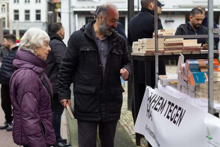 <p><strong>"KUR'AN YAKILMASIN, OKUNSUN"</strong></p>

<p>Arnhem’de yaşayan insanlar arasında birlik ve dayanışma olmasını istediklerini belirten Aydemir, “Kur’an ve tüm kutsal kitaplar yakılmasın, okunsun.” ifadesini kullandı.</p>

<p> </p>
