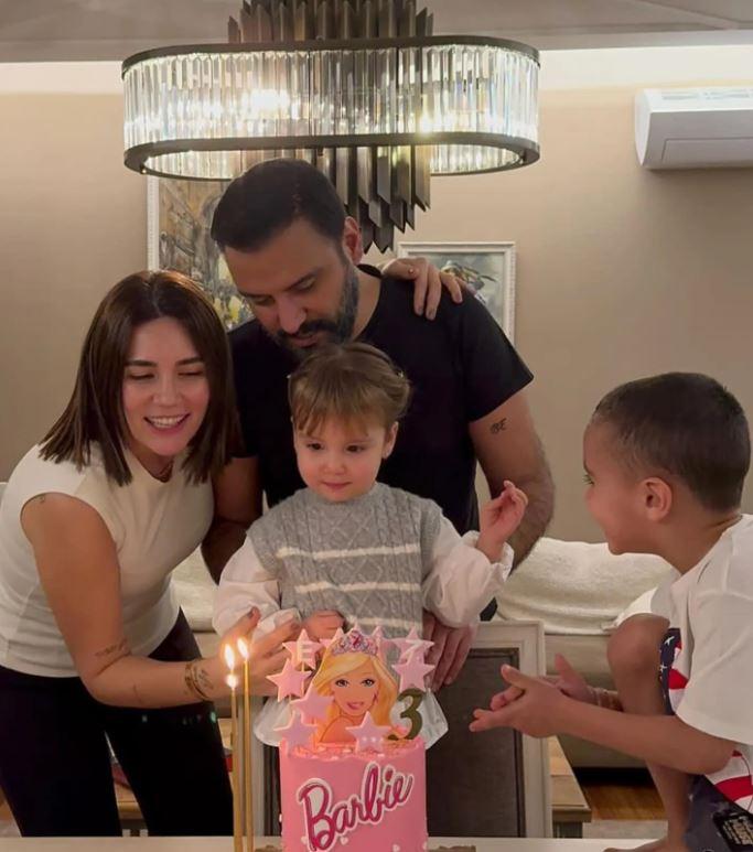 <p><strong>Şarkıcı Alişan ve oyuncu eşi Buse Varol 3 yaşına basan kızları Eliz'in doğum günün kutladı. Aile arasında sade bir törenle kutlamaya yapan şarkıcının o görüntüleri dikkat çekti.</strong></p>
