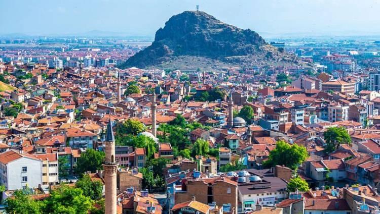 <p><strong>3-AFYONKARAHİSAR</strong></p>

<p>Hisar kelimesi kuşatma anlamına gelmektedir, karahisar ise acılarla, zorluklarla elde edilen yer anlamında kullanılır. Bu bölge de zorluklarla elde edildiği için ilk zamanlarda karahisar olarak anılmaktaymış. Zaten bölgede de inşa edilmiş kaleler vardır. Osmanlı döneminde de bu bölge karahisar olarak biliniyormuş.</p>

<p>1061 yılında bölgede afyon yetiştirilmesi ile karahisar kelimesinin önüne afyon eklenmiş, daha sonrasında yeniden çıkarılmıştır. 2005 yılına kadar da Afyon olarak bilinen şehrin ismine karahisar yeniden getirilmiştir.</p>

