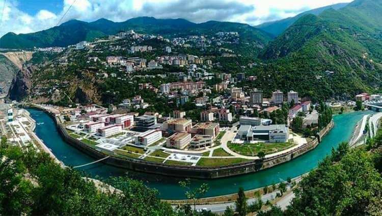 <p><strong>8-ARTVİN</strong><br />
18.yüzyılın ilk kaynaklarında Artvani olarak geçen Artvin zaman içerisinde Artvin'e evrilmiştir. Ama kayıtlara bakıldığında Artvin'in isminin pek çok kez değiştiği de görülmektedir. Şehri ilk kuran Türk İskit Beyi bölgeye Artvin demiştir, Osmanlı döneminde ise şehrin ismi Liva olmuş, 1956 yılında yeniden Artvin olmuştur.</p>