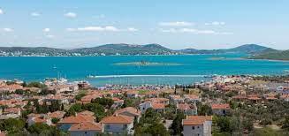 <p><strong>10-BALIKESİR</strong></p>
<p>Bizans imparatoru Hadrianus bölgeye av partileri için gelmektedir, bu yüzden de bölgeye bir kale yaptırmıştır. Balık ismi şehir anlamına gelmektedir, bu yüzden de bölgeye Hisar Şehri anlamına gelen Balıkesir denmiştir.</p>
<p>Bir diğer rivayet ise balın çok olduğu bu bölgeye bol balın olduğu yer anlamına gelen ''balı kesir'' denmeye başlanmıştır.</p>