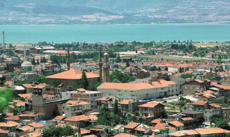 <p><strong>14-BURDUR</strong></p>
<p>Eski Yunan mitolojisine göre tanrıların gazabından kaçan Ulis şu anki Burdur'un olduğu bölgeye doğru gelir. Bölgeye yaklaştıkça Rumca bir ses duyar. Birileri ona Rumca ''Ezostas'' yani ''Burada dur!'' demektedir. Bölgeye yerleşip köy kuran Ulis'ten sonra bölgenin ismi Ezostas olarak anılmaya başlamıştır.</p>
<p>Yıllar sonra bölgeye gelen Selçuklular Ezostas'ın ne anlama geldiğini sorarlar ve anlamını öğrenince Burada Dur olarak söylemeye başlarlar. Zaman içerisinde Burdur'a evrilir.</p>