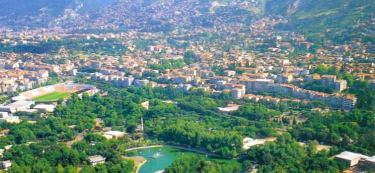 <p><strong>16-BURSA</strong><br />
Bursa'nın ismi hisar anlamındaki 'Pura' ve kent anlamındaki 'İssa' sözcüklerinden gelmektedir. Bursa'ya ismini verdiği söylenen Bitinya kralı Prousia'ın ismi ise Proasalı anlamına gelir. Bursa'ya kralın adının verildiği düşünülse de aslında krala Bursa'nın adı yani Prousias ismi verilmiştir.</p>