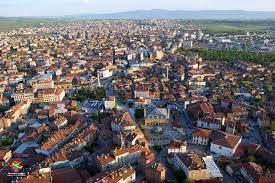 <p><strong>19-ÇORUM</strong><br />
Evliya Çelebi'nin Seyahatnamesi'ne göre bölgenin havası astım hastalarına iyi geldiği için Selçuklu Sultanı Kılıç Arslan hasta olan oğlu Yakup Mirza'yı ve yüzlerce hastayı bu bölgeye göndermiştir. O dönemde hasta olanlara, zayıf düşenlere halk dilinde çorlu denmekteymiş. Bu bölgeye gelen çorlular zamanla iyileşmiş ve evlerine geri dönmüştür. Bundan kaynaklı da buraya Çorum denilmeye başlanmıştır.</p>
