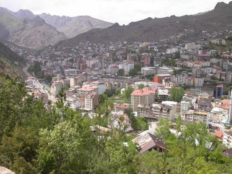 <p><strong>29-GÜMÜŞHANE</strong><br />
Şehrin antik çağdaki adı Argiropolis'tir, o dönemde kullanılan Argis gümüş anlamına gelmektedir. Bölgedeki madenlerden dolayı gümüş ön plana çıkmaktadır. Osmanlı döneminde Canca olarak anılan bölge daha sonra gümüş ismi ile öne çıkmaya başlamış ve daha sonra gümüşün çıkarıldığı yer olan Gümüşhane isminde kullanılmaya başlanmıştır.</p>
