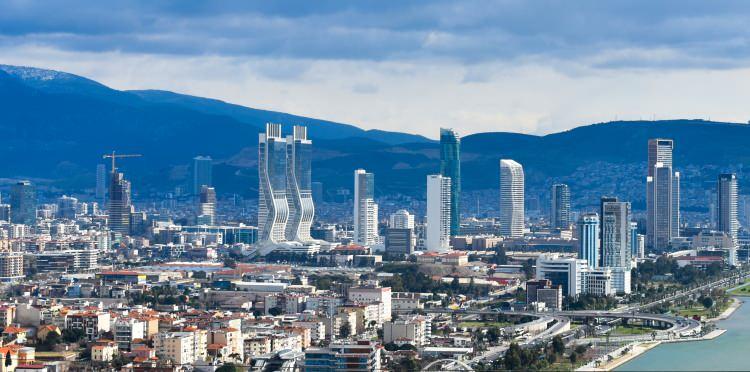 <p><strong>35-İZMİR</strong><br />
Şehrin asıl adı "Smyrna"dır. İzmir kelimesi smyrna'nın halk arasındaki kullanış şeklidir. Homeros destanlarında bu kent ismini Kıbrıs Kralı Kinyras'ın kızı Smyra'dan alır.</p>