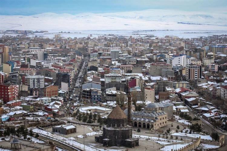 <p><strong>36-KARS</strong><br />
MÖ 130-127 yılında buraya yerleşen Karsak oymağından dolayı şehre Kars adı verilmiştir. Kars kelimesinin anlamı ise deve ya da koyun yününden yapılan elbise veya şal kuşağı anlamına gelmektedir.</p>