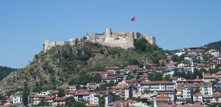 <p><strong>37-KASTAMONU</strong><br />
Şehrin eski adı Tumana olarak bilinmektedir. Buraya daha sonra Gas-Gas isimli bir kavim yerleşmiştir. Bölgeye gelen kavim Gas ile Tuman kelimelerini birleştirerek Gastuman demiştir. Zaman içerisinde söyleme kolaylığı ile Kastamonu kelimesine evrilmiştir.</p>