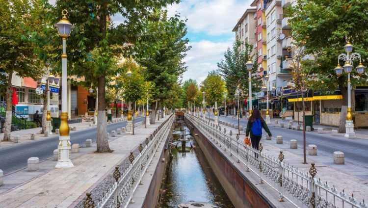 <p><strong>44-MALATYA</strong><br />
Kültepe vesikalarında Melita ismi ile anılan şehir Hitit döneminde de Maldia olarak geçmektedir. Maldia kelimesi bal anlamına gelen melid kelimesinden türemiştir. Zaman içerisinde halk dilinde Malatya ismini almıştır.</p>
