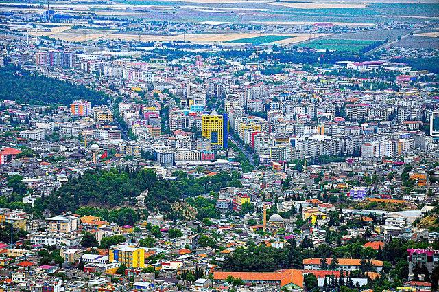 <p><strong>46-KAHRAMANMARAŞ</strong></p>

<p>Şehrin gerçek ismi Markasi'dir ama halk arasında Maraş olarak anılmıştır. Kurtuluş Savaşı'nda Maraş halkının işgale direnmesi ile Kahraman unvanını almıştır.</p>
