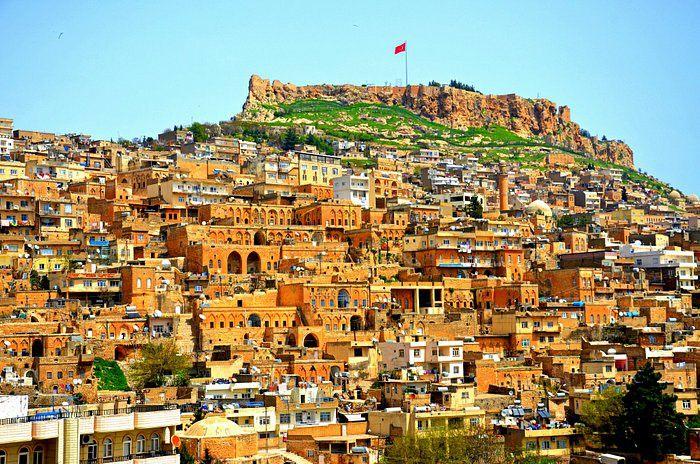 <p><strong>47-MARDİN</strong></p>
<p>Mardin isminin Süryanice bir kelime olan Marde'den geldiği rivayet edilmektedir. Romalılar Maride, Araplar ise Mardin ismini vermiştir.</p>
<p>Bir diğer rivayete göre şehrin ismi Kürtçe kökenlidir. Mer-din yani erkek, yiğit görülen anlamına gelir.</p>