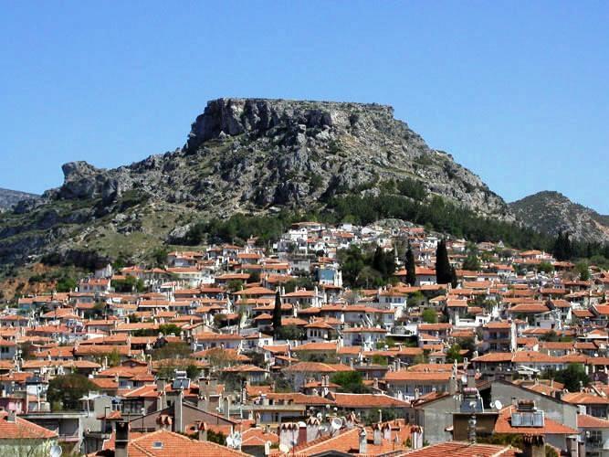 <p><strong>48-MUĞLA</strong><br />
Bölgenin ismi Selçuklu Sultanı Kılıçarslan'ın değerli komutanlarından Muğlu Bey'den gelmektedir. Burayı fetheden Muğlu Bey'in ismi bölgeye verilmiştir. Zaman içerisinde Muğla'ya dönüşmüştür. Kentin orta çağdaki adı Mobella olarak geçmektedir.</p>