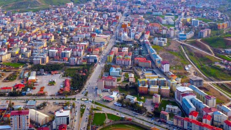 <p><strong>49-MUŞ</strong><br />
Şehrin ismi Asurlulardan kaçan İbrani kabilesi tarafından verilmiştir. Bölgeye gelen kabile sulak verimli alan anlamına gelen Muş ismini bölgeye vermiştir. Bir diğer inanışa göre de şehrin ismi şehrin kurucusu olan Muşet'ten gelmektedir.</p>