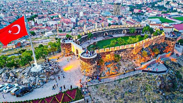 <p><strong>50-NEVŞEHİR</strong><br />
Kent, Orta Çağ ve Yeni Çağ'da Seandos, Nissa ve Muşkara isimleri ile anılmıştı. Damat İbrahim Paşa sadrazamlığa getirildiğinde doğduğu kent olan Muşkara'da büyük bayındırlık hareketine girişti. İmaretler, camiler, medreseler, hamam ve çeşmeler yaptırdı. Muşkara adını değiştirerek, kente Yenişehir anlamına gelen Nevşehir adını verdi.</p>