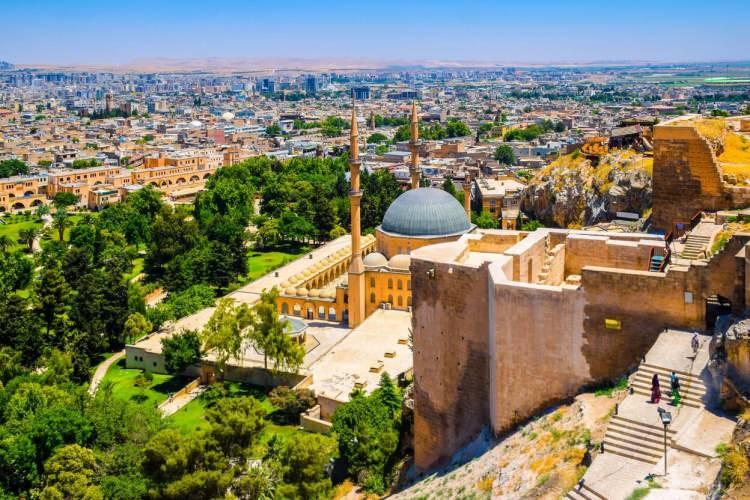 <p><strong>63-ŞANLIURFA</strong></p>

<p>İlk zamanlarda Arach, Erech, Orhay, Edessa ve Ruha isimleri ile anılan şehir daha sonra Urhai olarak anılmaktadır. Urhai ve Orhay isimleri bölgenin sakinleri Süryaniler tarafından verilmiştir. Daha sonrasında bölgeye gelenler suyu bol anlamında olan Edessa ismini vermiştir. Sonrasında güzel çeşme anlamına gelen Kaliruha ismi kullanılmıştır.</p>

<p>Bölgeye Arapların gelmesi ile birlikte Kali kelimesi atılarak Ruha ismi ile anılmaya başlanmış, zaman içerisinde Urfa ismine evrilmiştir.</p>
