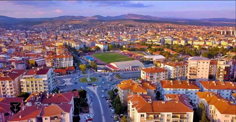 <p><strong>64-UŞAK</strong><br />
Uşak ismi Türkçe kökenlidir. Oğul anlamına gelen Uşak kelimesi şehrin kurucusu olan Selçuklular tarafından verilmiştir. Şehrin isminin oğul ile ilgili olmasının sebebi de oğlu bol olsun diye dua edilmesinden gelmektedir.</p>